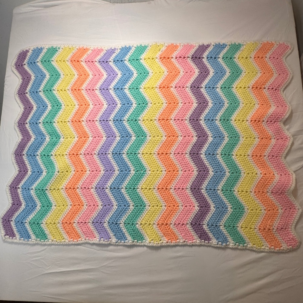 Handmade Crochet Baby Blanket Rainbow Pastel Chevron Scalloped Throw 43x32 inch